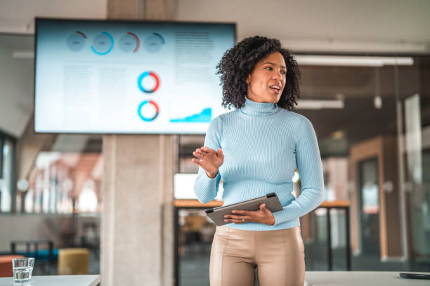 retrato de una mujer guapa dando un discurso usando tecnología - presentation fotografías e imágenes de stock