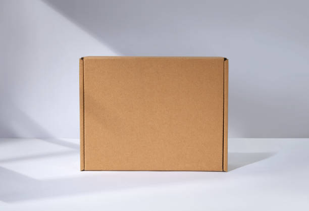 caja de cartón vacía con sombra de ventana - caja de cartón fotografías e imágenes de stock