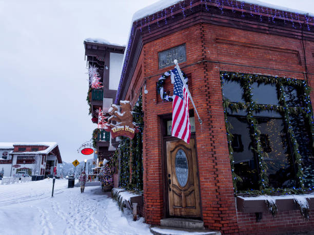 mattina nevosa nella città di leavenworth, washington, stati uniti - tree leavenworth snow sky foto e immagini stock