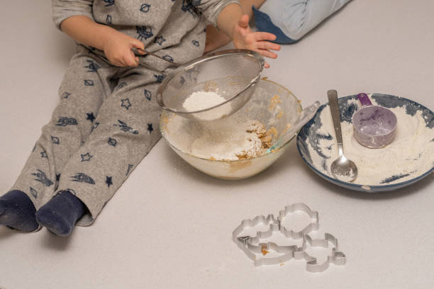 children adding flour to a cake mixture - chef cookie dishware domestic kitchen imagens e fotografias de stock