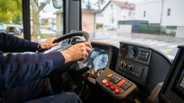 chauffeur d’autobus tenant le volant, gros plan sur les mains - driving a car photos et images de collection