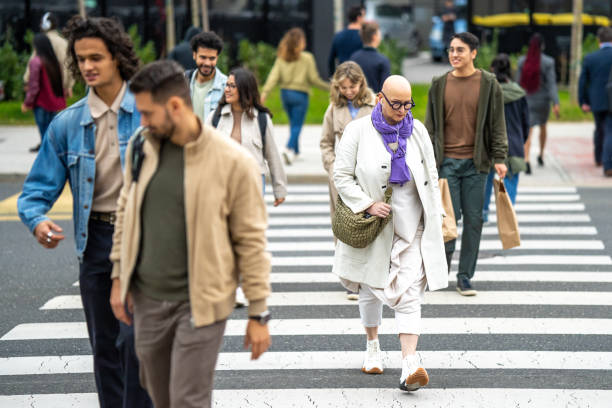 große gruppe von menschen, die die straße überqueren zebra, vorderansicht - crossing zebra crossing crosswalk street stock-fotos und bilder