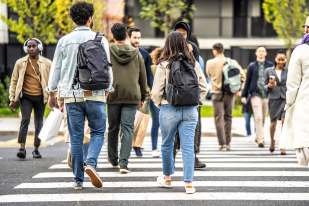 붐비는 얼룩말을 건너는 시민들, 와이드 샷 - pedestrian 뉴스 사진 이미지