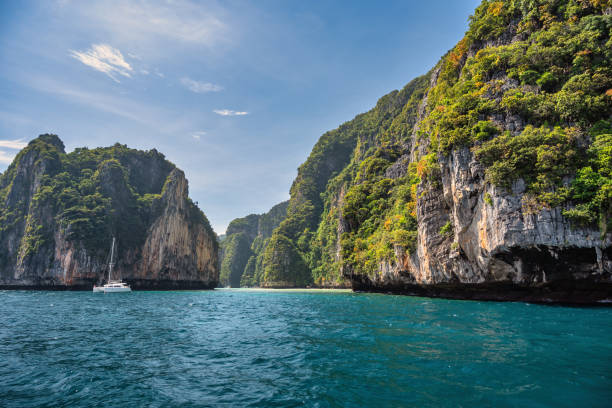 vista de las islas tropicales con agua de mar azul loceana en las islas phi phi, paisaje natural de krabi tailandia - phi phi islands fotografías e imágenes de stock