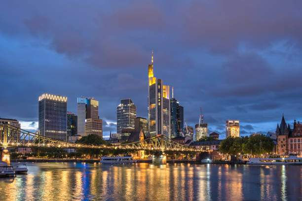 フランクフルトドイツ、マイン川の夜の街のスカイライン、ビジネスの超高層ビル - frankfurt germany night skyline ストックフォトと画像