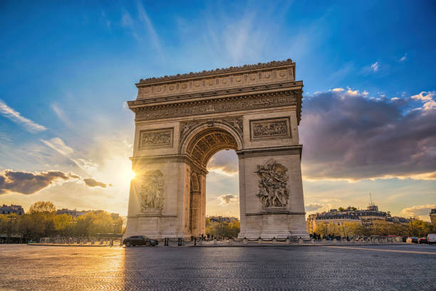 skyline della città al tramonto di parigi francia all'arco di trionfo e agli champs elysees - arc arc de triomphe paris france street foto e immagini stock