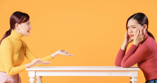 背景に2人の若いアジア人女性の画像 - 人間関係 疲れる 日本人 ストックフォトと画像
