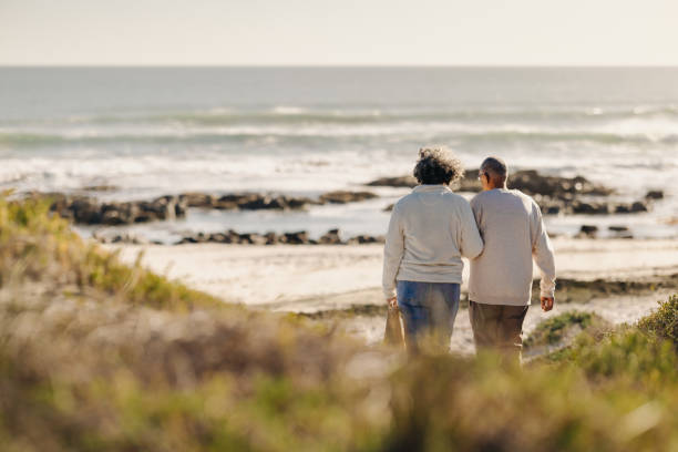 istock Elderly couple going to the beach for a picnic 1457313914