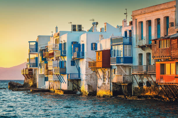 cidade de mykonos, console de mykonos, greece - greek culture bar restaurant greece - fotografias e filmes do acervo