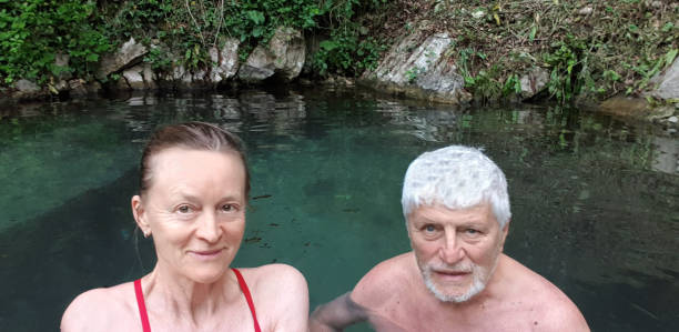 casal maduro desfrutando de spa quente natural - mobilestock freedom enjoyment blue - fotografias e filmes do acervo