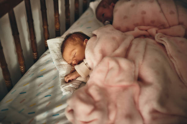 спящая новорожденный односпальными кроватями - twin newborn baby baby girls стоковые фото и изображения