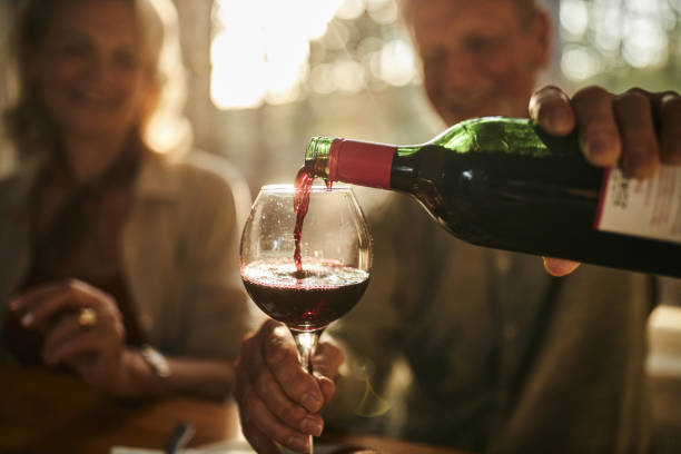 ¡verter vino durante una comida! - wine wine bottle drink alcohol fotografías e imágenes de stock