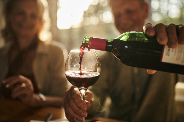 pouring wine during a meal! - wine bottle wine residential structure alcohol imagens e fotografias de stock