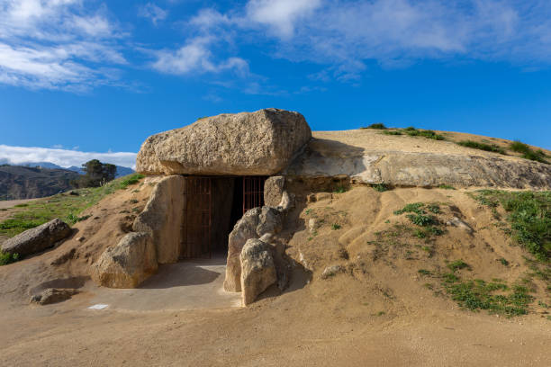 dolmen de menga - dolmen photos et images de collection