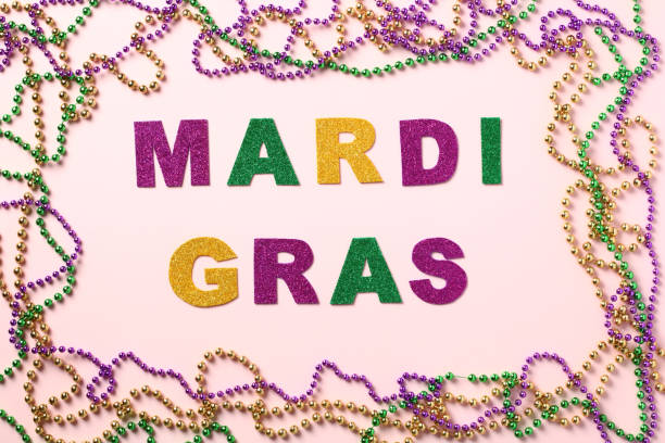 concept de célébration des fêtes de mardi gras. carte de vœux avec texte mardi gras et perles colorées - mardi gras parade new orleans grass photos et images de collection