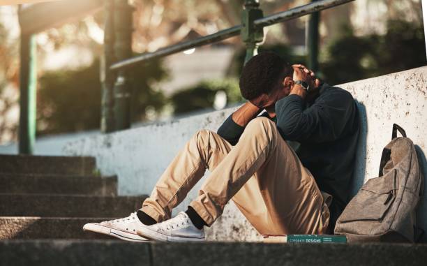우울증, 불안 및 아프리카 학생은 대학 실패, 스트레스 및 캠퍼스에서의 실수에 대해 슬퍼합니다. 정신 건강, 교육 및 학교에서 장학금 문제에 대해 두려움, 분노 및 우울한 흑인 - young men depression hopelessness worried 뉴스 사진 이미지