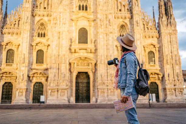 młoda turystka robiąca zdjęcie katedry w mediolanie - clothing viewpoint front view horizontal zdjęcia i obrazy z banku zdjęć