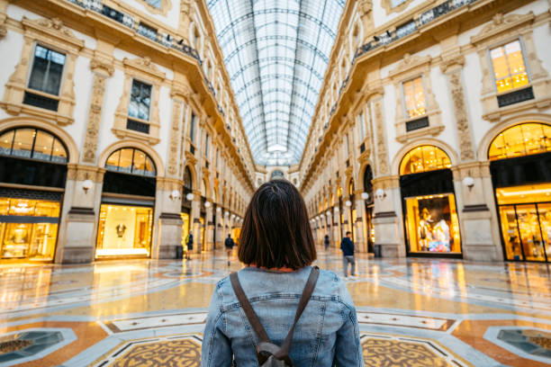 junge touristin in der galleria vittorio emanuele ii in mailand - journey elegance people traveling architecture stock-fotos und bilder