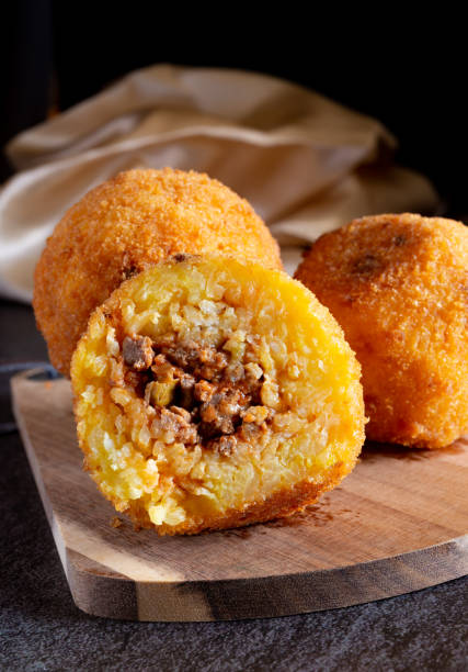 Arancini siciliano recheado frito com crosta de farinha de rosca - foto de acervo