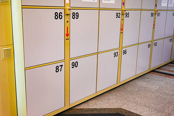 luggage storage at the train station, contactless payment using the terminal