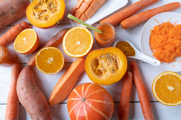오렌지, 고구마, 호박 또는 호박과 당근과 같은 베타 카로틴 또는 프로 비타민 a가 함유 된 야채 및 과일 - raw potato sweet potato vegetable food 뉴스 사진 이미지