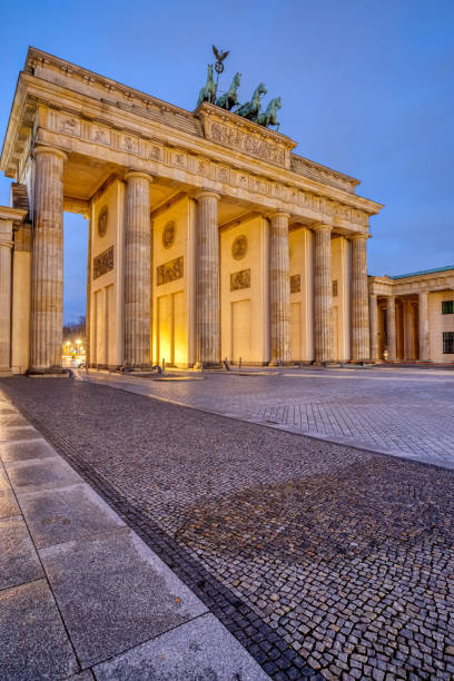 o famoso brandenburger tor ao amanhecer - brandenburg gate berlin germany gate germany - fotografias e filmes do acervo