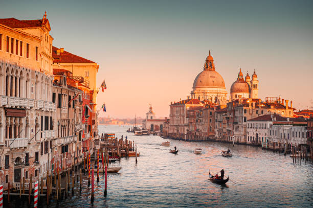 イタリア・ヴェネツィアの大運河とサンタ・マリア・デッラ・サルーテ - venice italy grand canal italy sunset ストックフォトと画像