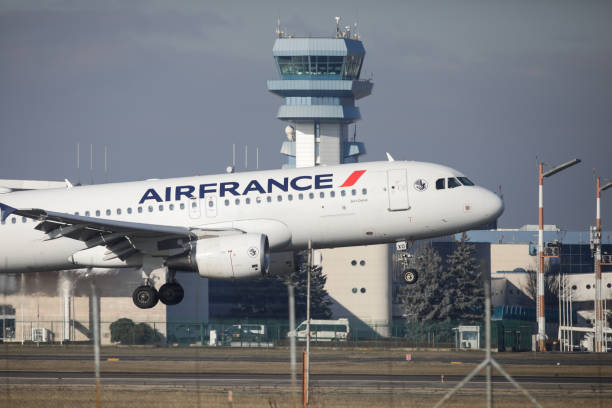 air france airline plane landing at the henri coanda international airport. - airplane airbus boeing air vehicle imagens e fotografias de stock