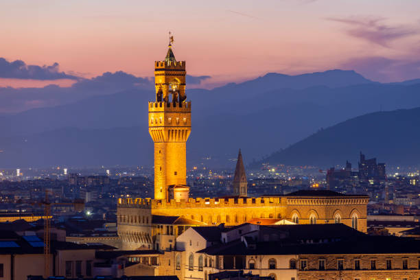 夕暮れ時に市内中心部に架かるヴェッキオ宮殿、フィレンツェ、イタリア - palace palazzo vecchio florence italy architecture ストックフォトと画像