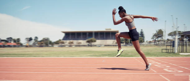 corri, donna nera e corri in pista per maratona, fitness e allenamento per il benessere, la salute e la pratica. atleta femminile, ragazza sana e corridore per gioco, sprint o esercizio fisico per l'allenamento o l'equilibrio - marathon blurred motion defocused panoramic foto e immagini stock