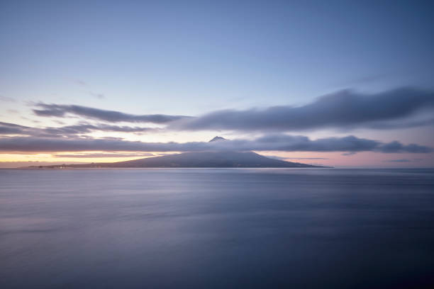 archipel des açores,paysage - nature,nature,beauté naturelle,île,paysage - scène non urbaine,voyage,destination de voyage,personne,été,océan atlantique,mer,point touristique,idyllique,paysage volcanique,ciel - phénomène naturel,vue sur la mer,litt - non urban scene photos et images de collection