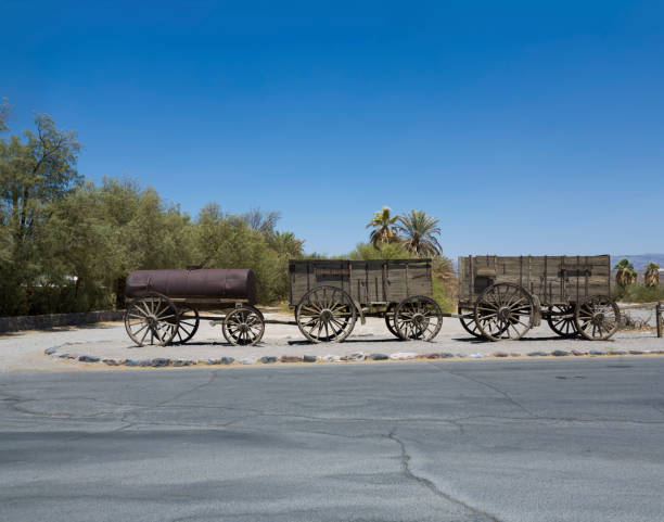 死の谷の真ん中に炉クリーク牧場の入り口に古いワゴン - furnance creek ranch ストックフォトと画像