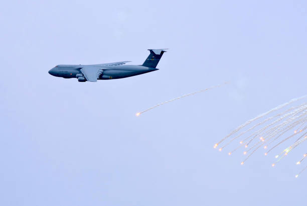 l'aereo cargo c-5 galaxy spara razzi difensivi - military airplane c 5 military airplane foto e immagini stock