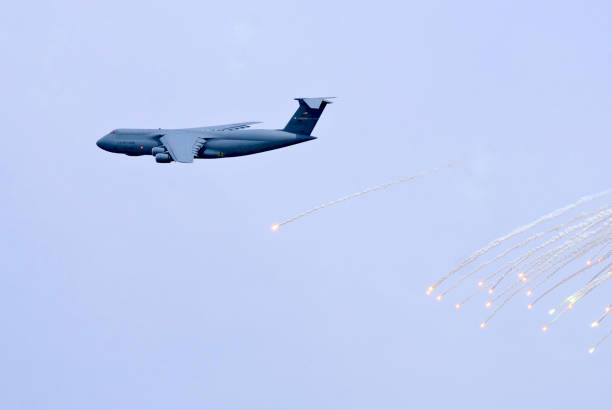 c-5 은하 화물기, 방어 조명탄 발사 - military airplane c 5 military airplane 뉴스 사진 이미지