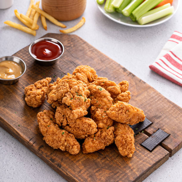 frango frito tenders ou tiras com molhos e batatas fritas - chicken tender - fotografias e filmes do acervo