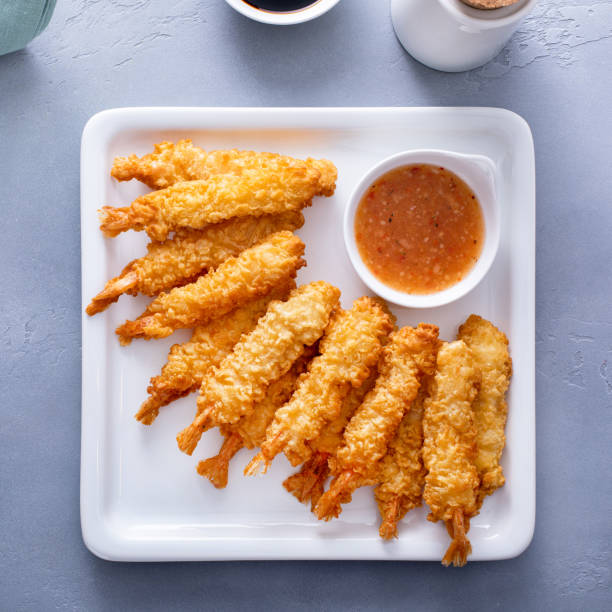 camarones tempura en un plato servido con salsa agridulce - japanese cuisine soy sauce food bonito fotografías e imágenes de stock