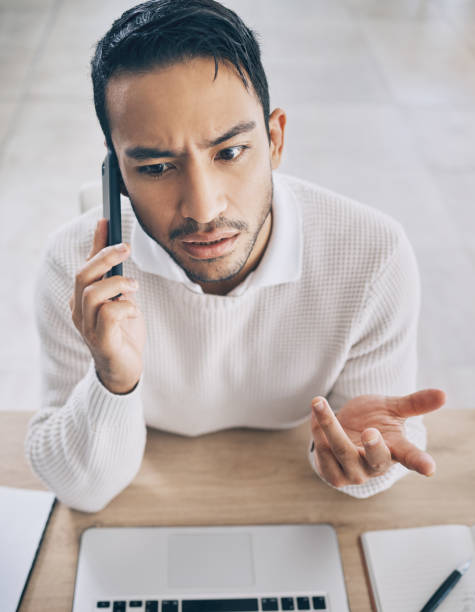 nahaufnahme, mann und verwirrter anruf im büro bei finanz-, buchhaltungs- oder finanzunternehmen. zoom, geschäftsmann und smartphone-konversation in unternehmen, kleinunternehmen und fragen im kundenservice - asking raised eyebrows men uncertainty stock-fotos und bilder