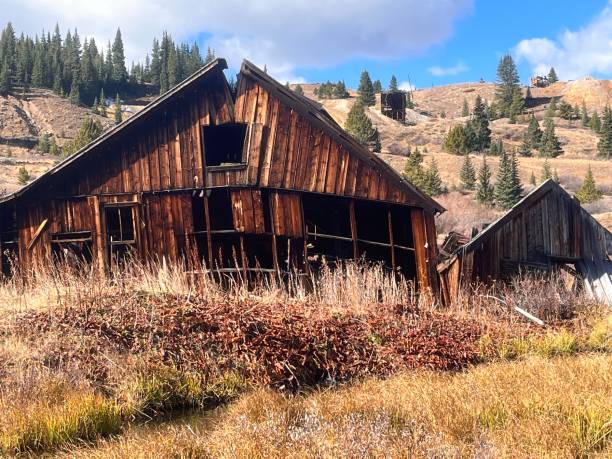 istock An old wooden cabin 1457509656