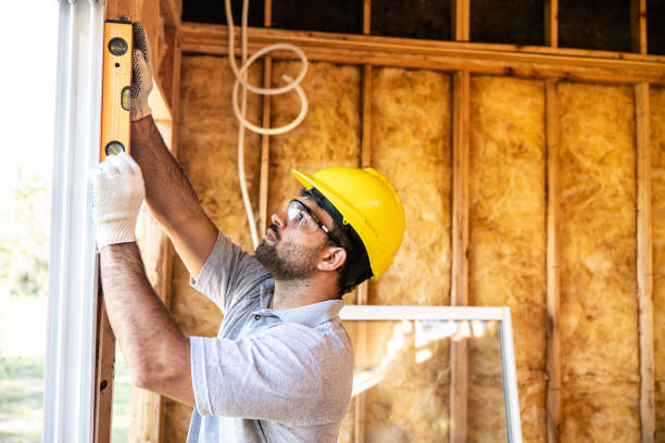 木造住宅に窓を設置する建設作業員 - construction worker preparation improvement new ストックフォトと画像