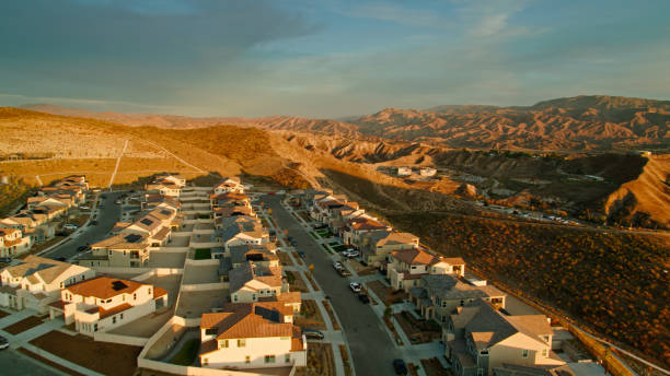 aerial shot of construction in santa clarita suburban neighborhood - tract houses imagens e fotografias de stock