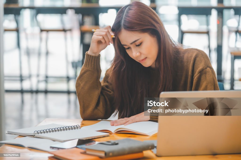 young student wearing headphones studies online, distance learning, and keeps up to date on the global coronavirus pandemic. - Royalty-free 20-24 Anos Foto de stock young student wearing headphones studies online, distance learning, and keeps up to date on the global coronavirus pandemic. - Royalty-free 20-24 Anos Foto de stock