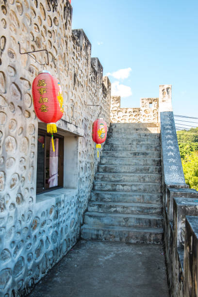 chinese style door frame with stair at santichon village - chinese wall imagens e fotografias de stock