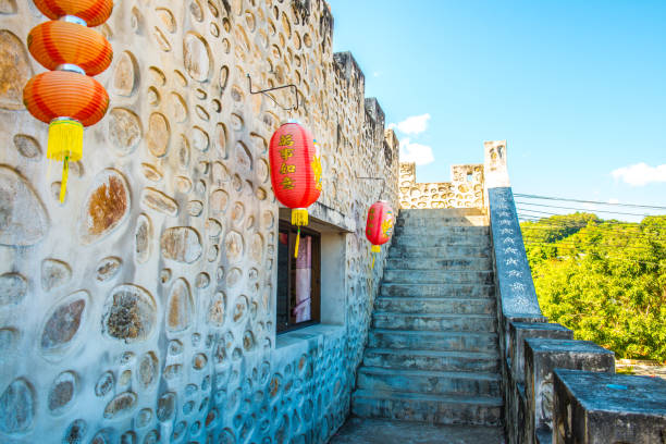 chinese style door frame with stair at santichon village - chinese wall imagens e fotografias de stock