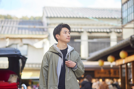 Joven japonés disfruta viajar solo photo