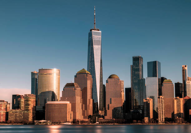 freedom tower et lower manhattan depuis le new jersey - manhattan skyline new york state skyscraper photos et images de collection