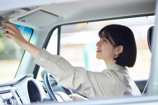 jeune femme japonaise au volant d’une voiture - véhicule terrestre photos et images de collection