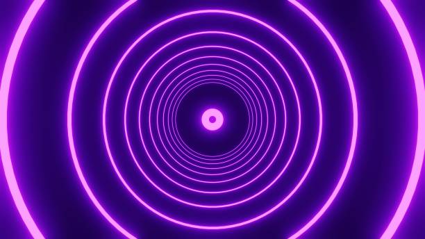 抽象的な円の線パターンは、黒い背景に紫色の光のトンネルを回転させる - focusing ring ストックフォトと画像
