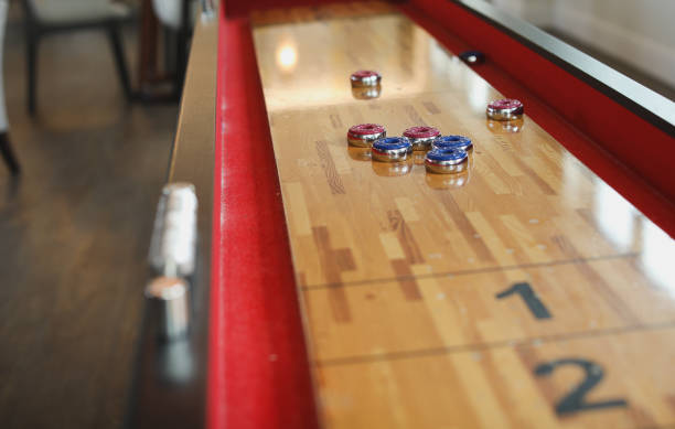 shuffleboard amerykańskie gry sportowe rekreacja - lee street station zdjęcia i obrazy z banku zdjęć