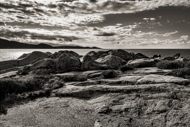 littoral Corse en noir et blanc littoral Corse en noir et blanc image en noir et blanc stock pictures, royalty-free photos & images