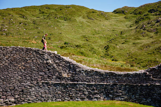 mężczyzna z małym dzieckiem, mała dziewczynka na forcie staigue na trasie przybrzeżnej wild atlantic way, hrabstwo kerry, irlandia. cathair na steige - scenics county kerry republic of ireland irish culture zdjęcia i obrazy z banku zdjęć